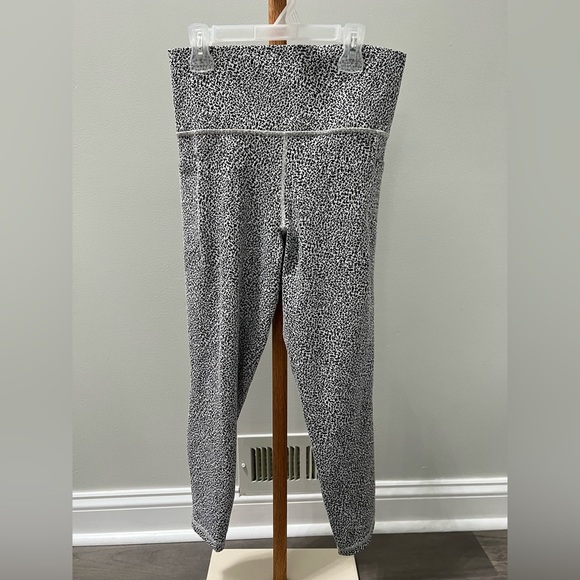 Athleta Black/White Salutation Stash II Textured Tight sz Medium - Picture 1 of 8